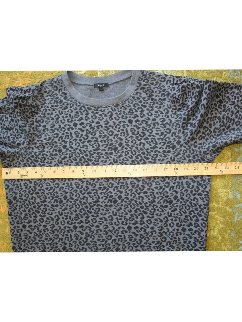 Rails animal print crew neck Women's sweater size Large Long Sleeves Grey Casual